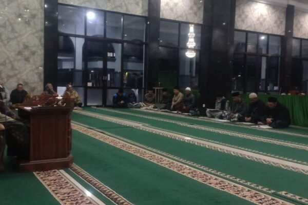 Perkuat Silaturahmi, Polsek Cikajang Ikuti Pengajian Rutin Bersama Masyarakat