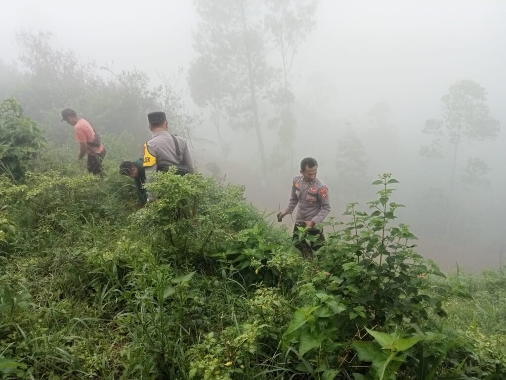 Cegah Potensi Tanah Longsor, Polsek Pamulihan Larang Aktifitas Pertanian Sayuran Di Lereng Bukit Tanpa Izin