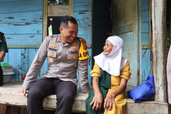 Wujud Kepedulian, Polres Tasikmalaya Bagikan Sembako di Kecamatan Salopa