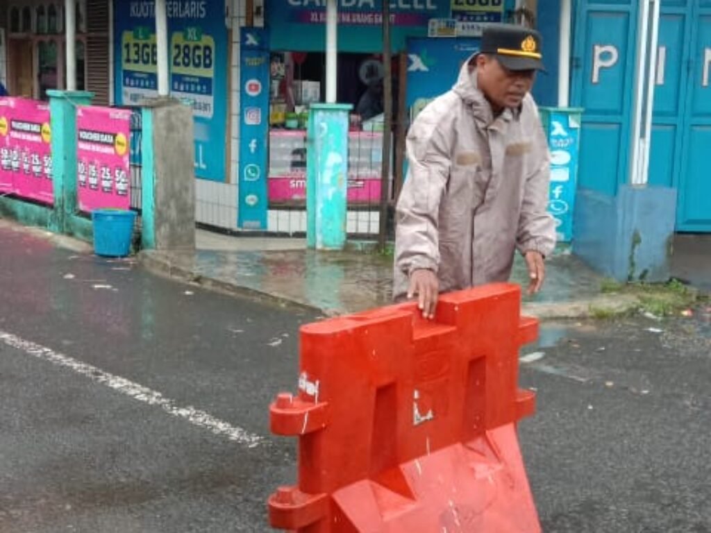 Jalan Kabupaten Lama di Talegong Ditutup Sementara Akibat Tanah Longsor