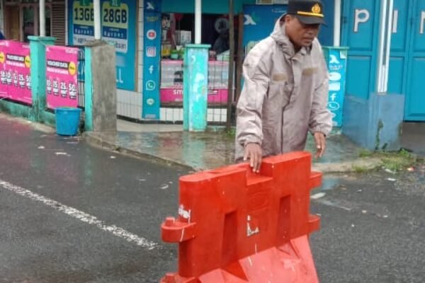 Jalan Kabupaten Lama di Talegong Ditutup Sementara Akibat Tanah Longsor