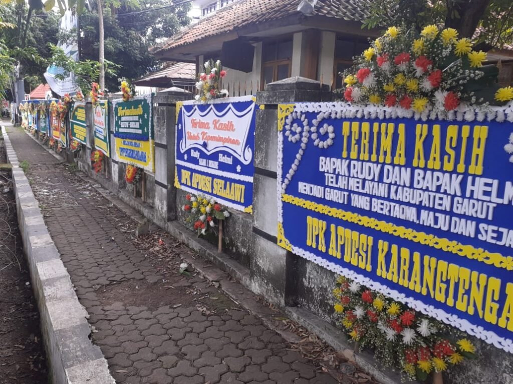 Penuh Haru, Ratusan Karangan Bunga Sambut Perpisahan Bupati dan Wakil Bupati Garut