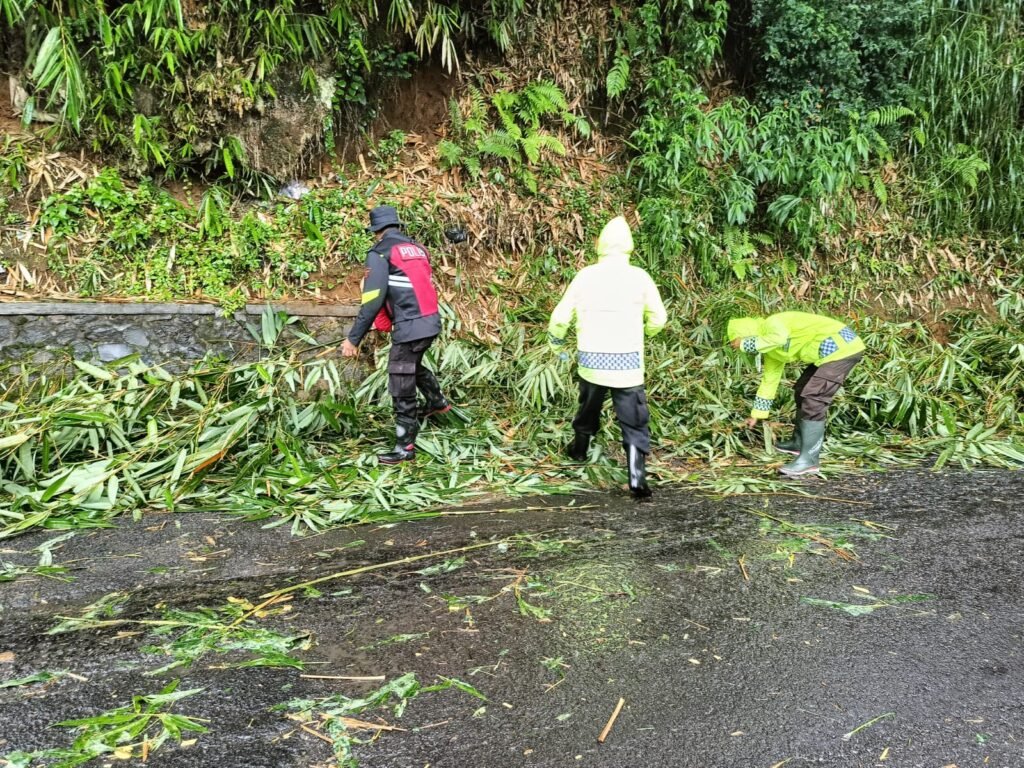Polsek Cikajang Evakuasi Material Tumpahan Tanah Longsor yang Menutupi Jalan