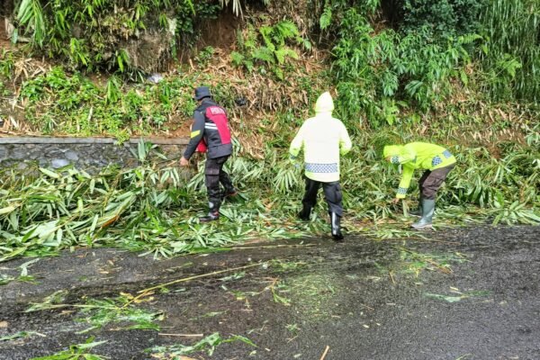 Polsek Cikajang Evakuasi Material Tumpahan Tanah Longsor yang Menutupi Jalan