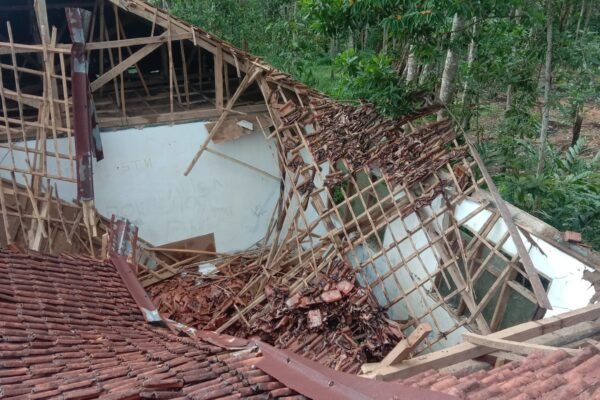 Gedung Sekolah MTS Al Anshoriyah Hancur Akibat Hujan Deras
