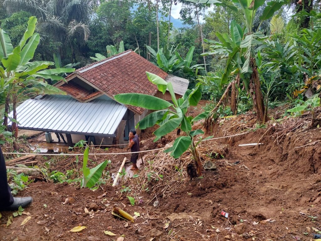Bencana Pergeseran Tanah di Kecamatan Cihurip Garut