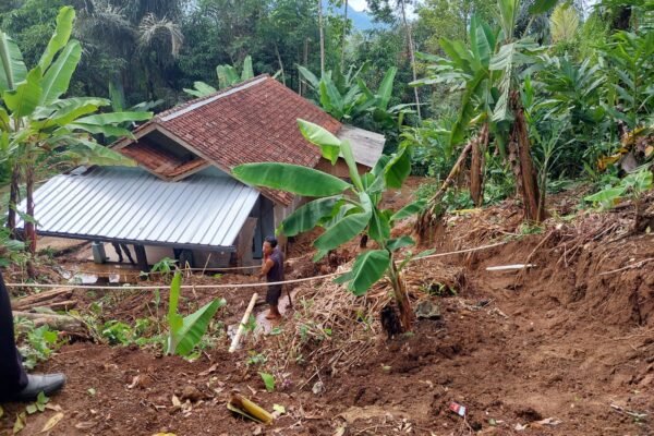 Bencana Pergeseran Tanah di Kecamatan Cihurip Garut