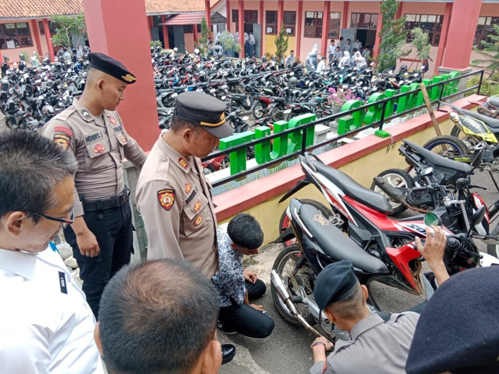 Waduh! Polsek Karangpawitan Sasar SMAN 18 Garut, Ada Apa Ya…
