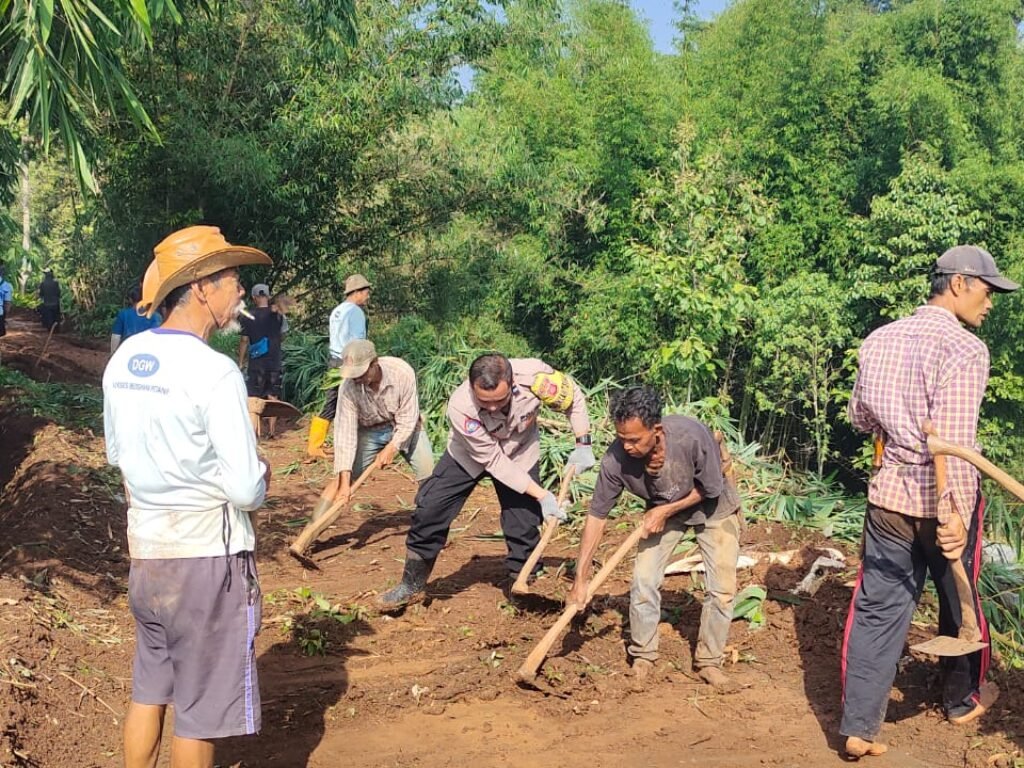Polsek Cibiuk Bersama Warga Gelar Giiat Jumsih
