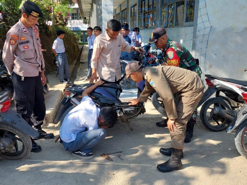 Polsek Cisewu Sambangi SMAN 12 Garut