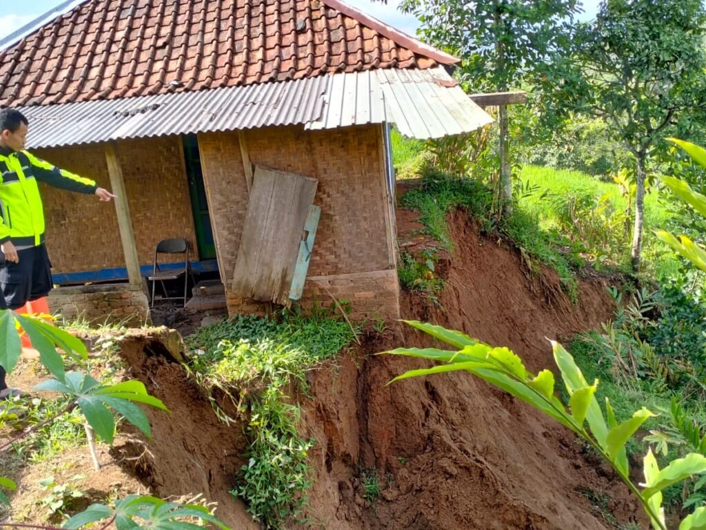 Tanah Longsor Ancam Rumah Warga di Banjarwangi