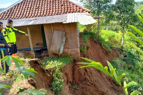 Tanah Longsor Ancam Rumah Warga di Banjarwangi