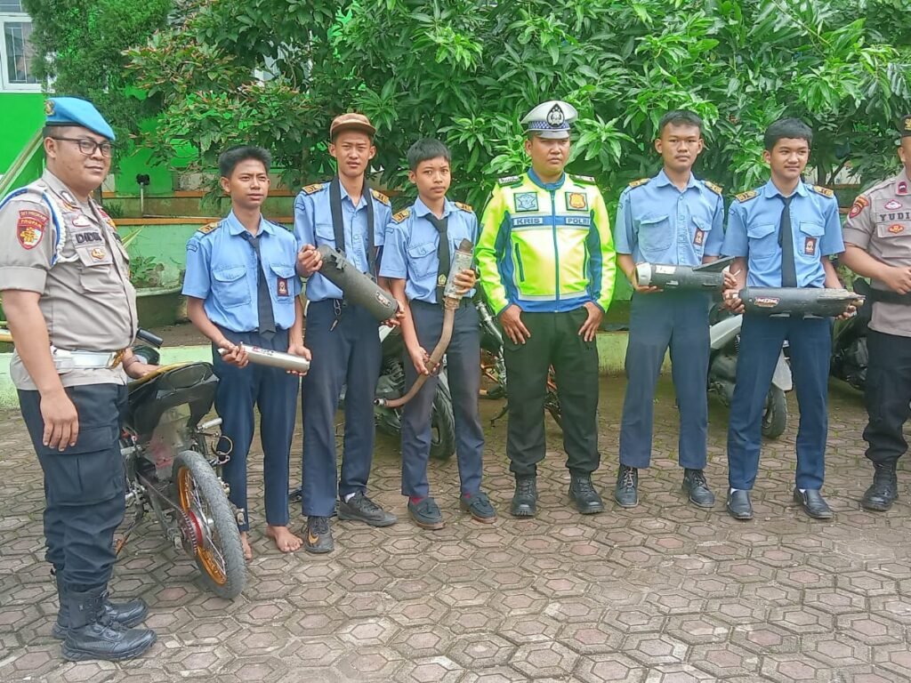 Polsek Limbangan Sambangi SMK KBU