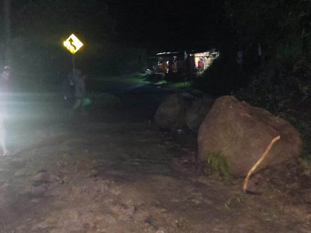 Bencana Longsor Tutupi Sebagian Badan Jalan di Banjarwangi