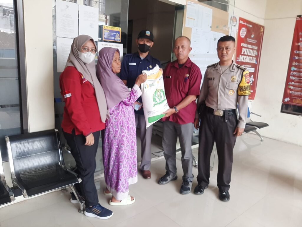 Pastikan Bansos Tepat Sasaran, Jajaran Polsek Tarogong Kidul Lakukan Pengamanan
