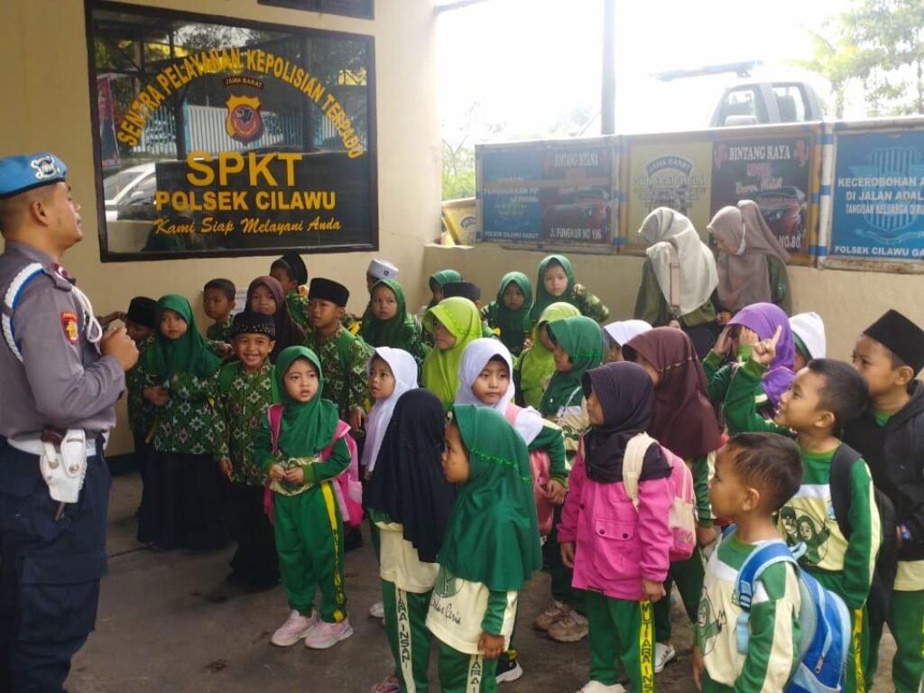Ini yang Dilakukan Kapolsek Saat Anak-anak TK MI Al Jafariyah Datangi Polsek Cilawu…