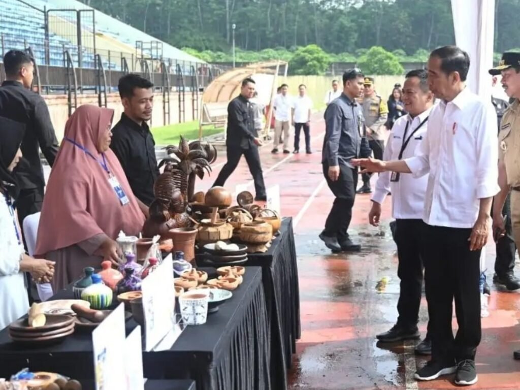 Silaturahmi Presiden dengan Para Peserta Program Mekaar, Jokowi: Saya Senang Semangatnya