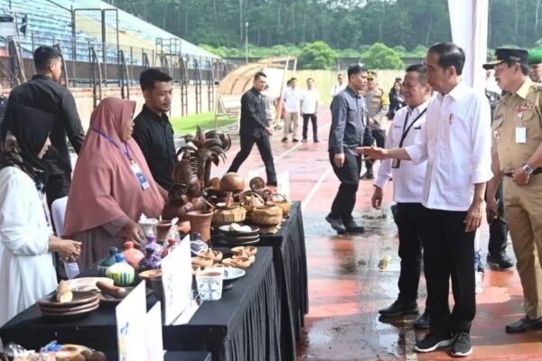 Silaturahmi Presiden dengan Para Peserta Program Mekaar, Jokowi: Saya Senang Semangatnya