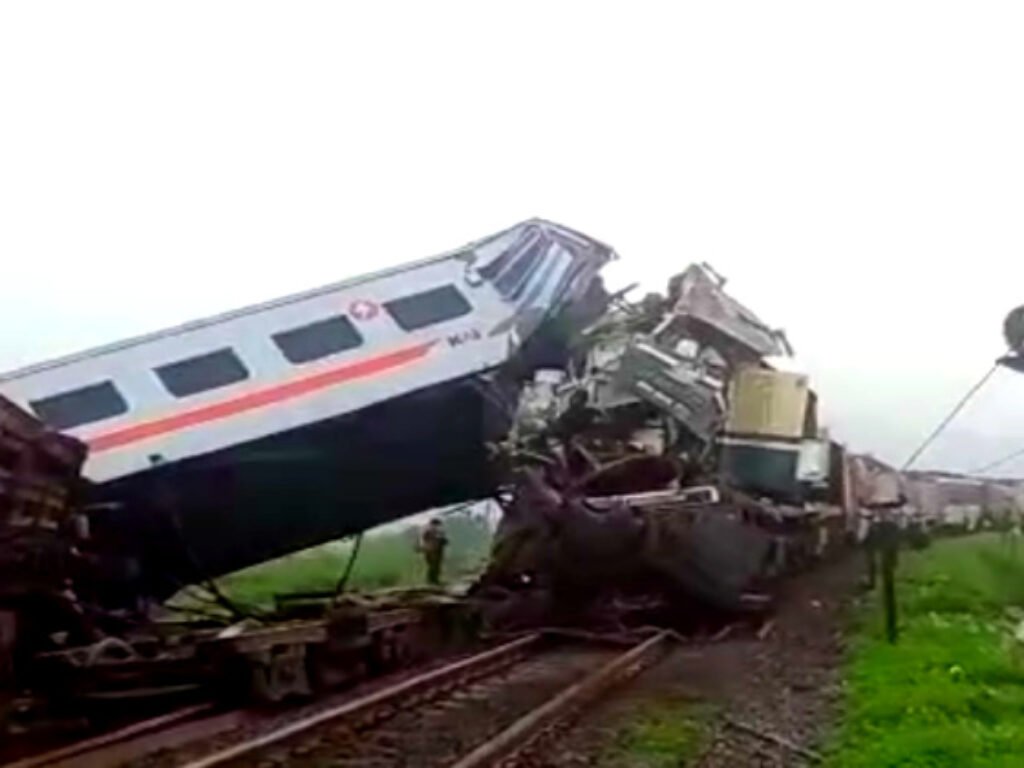 Ngeri! Tabrakan Kereta Api Turangga dengan KA Lokal Bandung di Cicalengka