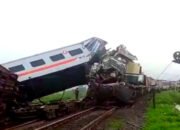 Ngeri! Tabrakan Kereta Api Turangga dengan KA Lokal Bandung di Cicalengka