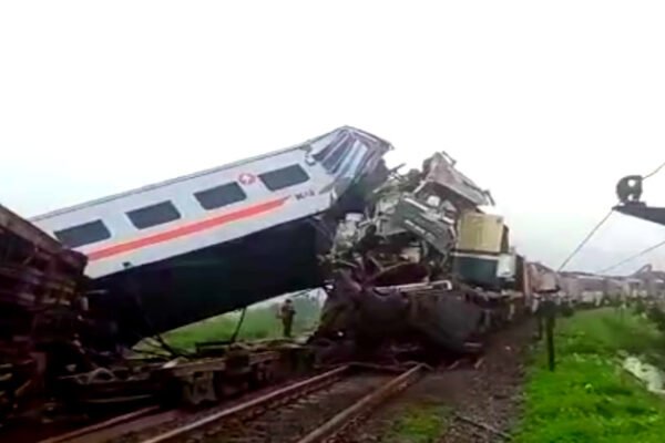Ngeri! Tabrakan Kereta Api Turangga dengan KA Lokal Bandung di Cicalengka