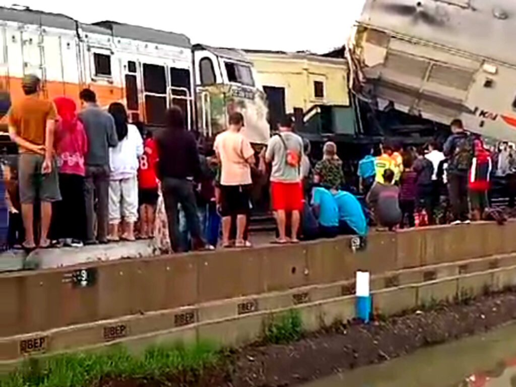 VIDEO, Evakuasi korban Kecelakaan Tabrakan Maut Kereta Turangga dengan Kereta Api Lokal di Cicalengka
