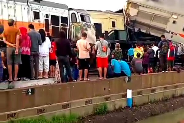 VIDEO, Evakuasi korban Kecelakaan Tabrakan Maut Kereta Turangga dengan Kereta Api Lokal di Cicalengka