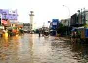 Banjir Kepung Dayeuhkolot dan Bojongsoang, Petugas Yakinkan Warga Terdampak Untuk Mengungsi