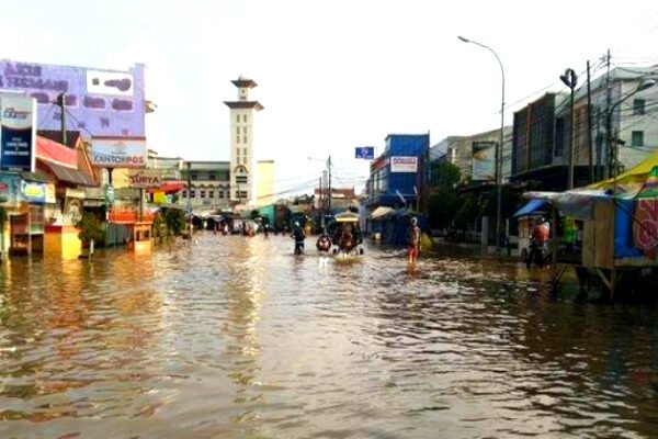 Banjir Kepung Dayeuhkolot dan Bojongsoang, Petugas Yakinkan Warga Terdampak Untuk Mengungsi