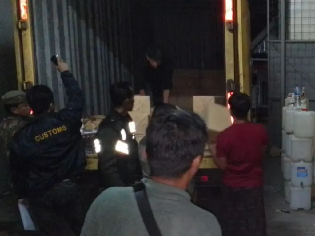 Satpol PP Garut Sita Jutaan Batang Rokok Tanpa Cukai