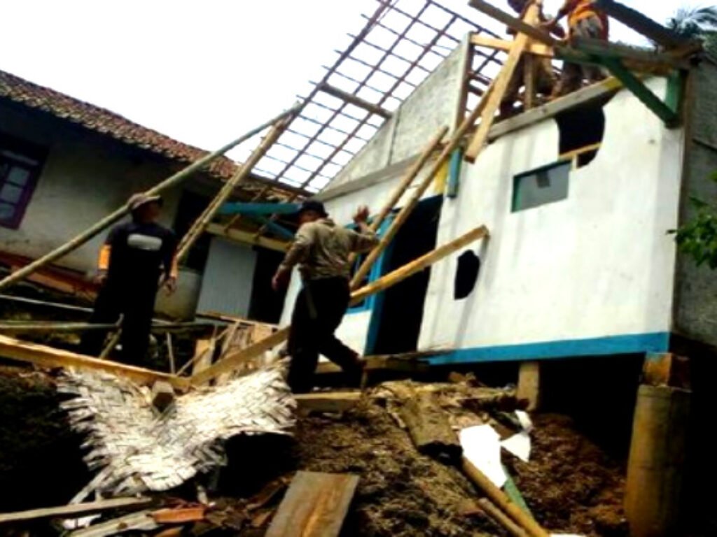 Angin Puting Beliung Sapu Puluhan Rumah di Tasikmalaya