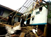 Angin Puting Beliung Sapu Puluhan Rumah di Tasikmalaya