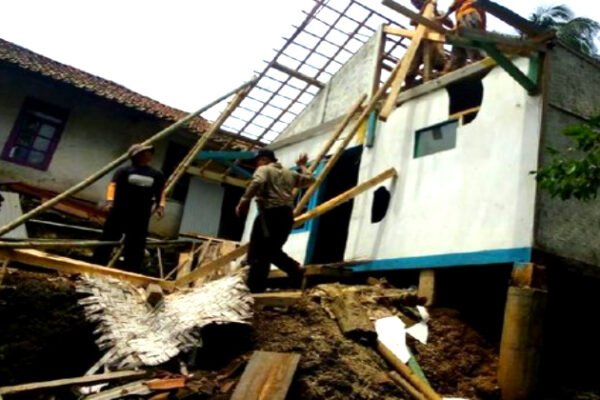 Angin Puting Beliung Sapu Puluhan Rumah di Tasikmalaya