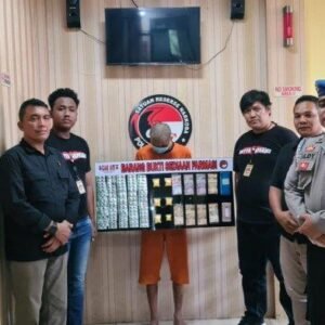Satnarkoba Polres Subang menunjukkan pelaku dan barang bukti Selasa