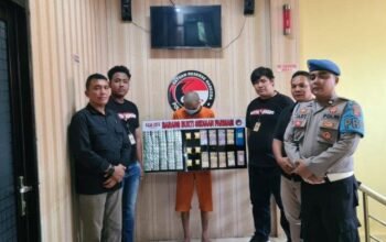 Satnarkoba Polres Subang menunjukkan pelaku dan barang bukti Selasa