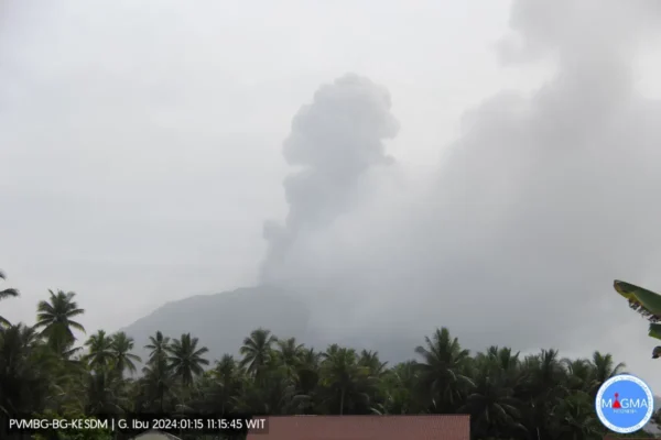 Gunung Ibu di Maluku Utara Meletus Lontarkan Abu Vulkanik Setinggi 1.000 Meter