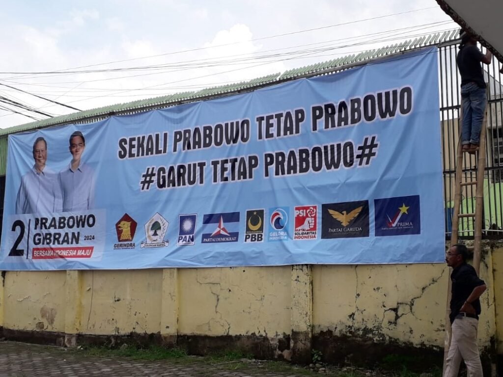Baligho Prabowo Gibran Hanya Bertahan Satu Hari di Halaman DPD Partai Golkar Garut, Tanda Partai Pengusung Tidak Kompak?