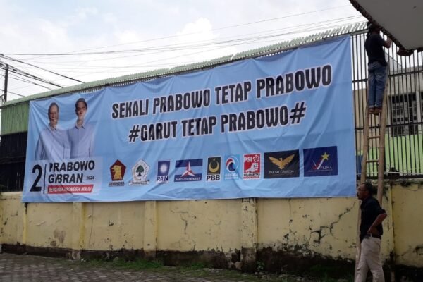 Baligho Prabowo Gibran Hanya Bertahan Satu Hari di Halaman DPD Partai Golkar Garut, Tanda Partai Pengusung Tidak Kompak?