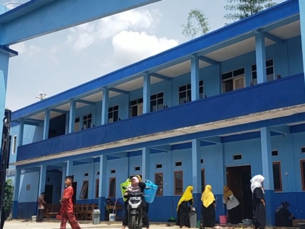 Kader Golkar Jabar Bantu Program Pembangunan Ruang Kelas Baru MDT Muhammadiyah 2 Leuwigoong Kabupaten Garut