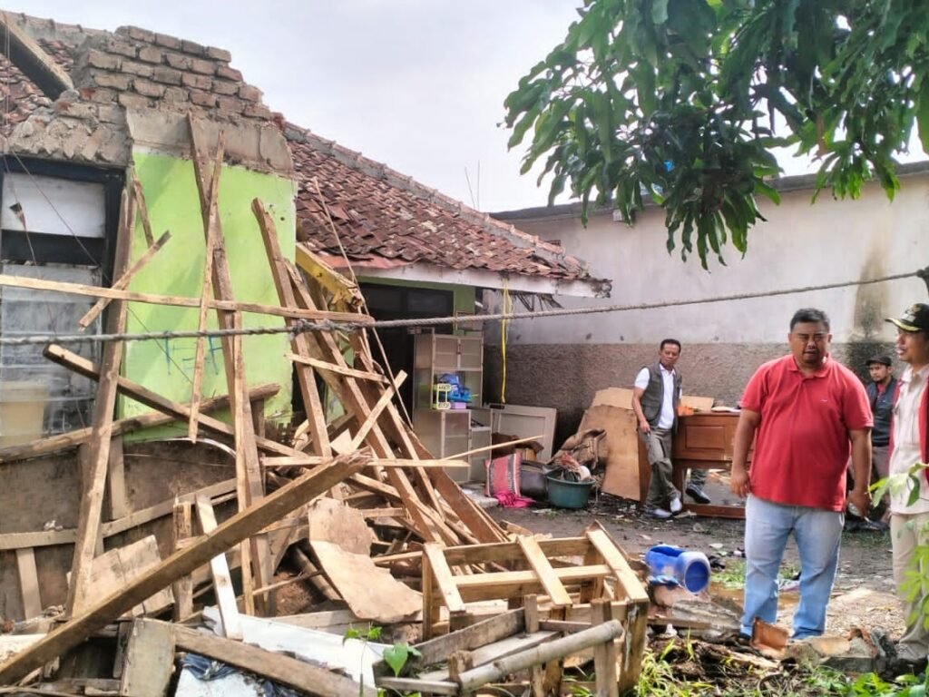 Rumahnya ambruk, Yudha Putra Turnawan Kunjungi Warga Kampung Pamoyanan Sukagalih Garut