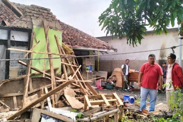 Rumahnya ambruk, Yudha Putra Turnawan Kunjungi Warga Kampung Pamoyanan Sukagalih Garut