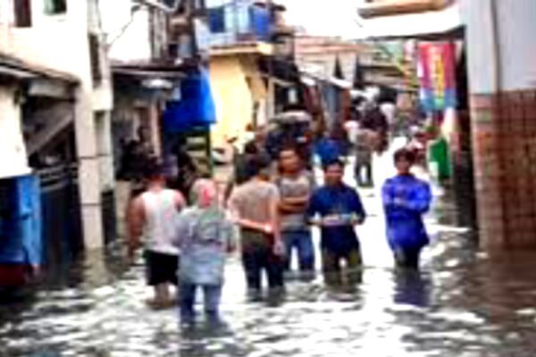 Dikepung Banjir, Puluhan Warga di Jakarta Ngungsi di Gedung Kelurahan Semper Timur