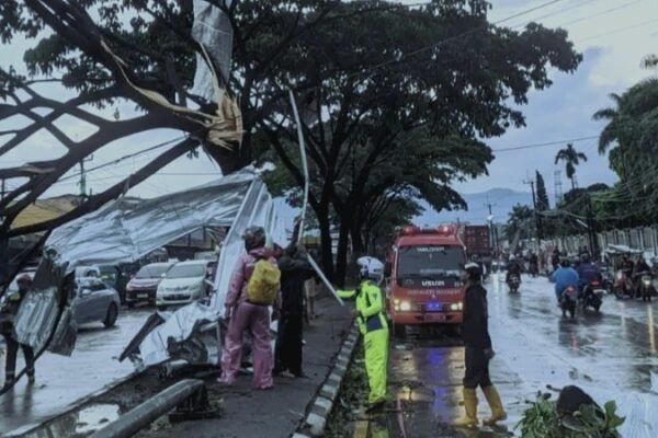 BMKG Minta Warga Waspada Angin Puting Beliung Sampai Akhir Februari