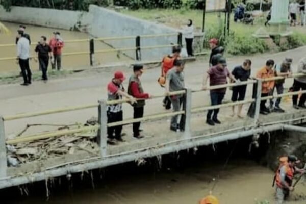 Bupati Lamsel Ajak Warga Terdampak Banjir Desa Hajimena Jaga Alam