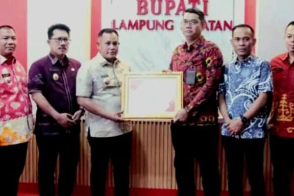 Bupati Lamsel Beri Penghargaan Kepada Badan Pertanahan Lampung Selatan