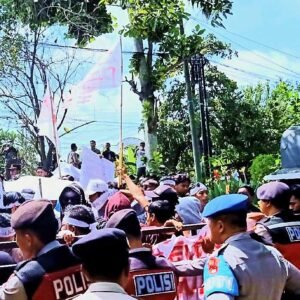 Diduga Ada Kecurangan, Massa Arwaslu Datangi Kantor Bawaslu