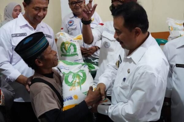 Pj Bupati Serahkan Bantuan Pangan Untuk Masyarakat Garut