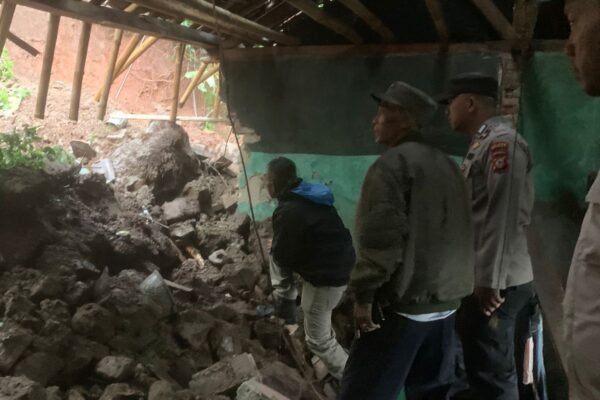 Satu Rumah Warga di Limbangan Tertimpa Material Longsor