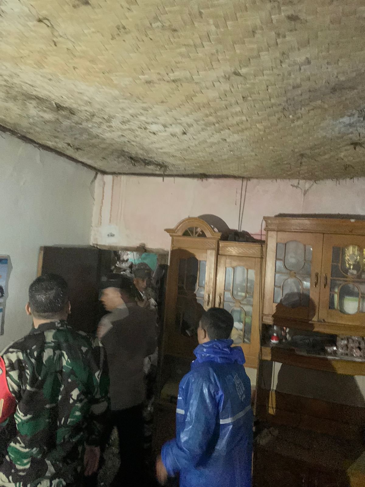 Bencana longsor menimpa rumah warga di Limbangan