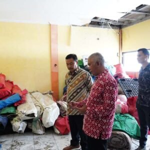 Penjabat (Pj) Bupati Garut, Barnas Adjidin, lakukan inspeksi terhadap ketersediaan dan kelayakan stok bantuan di Gudang Dinas Sosial Kabupaten Garut
